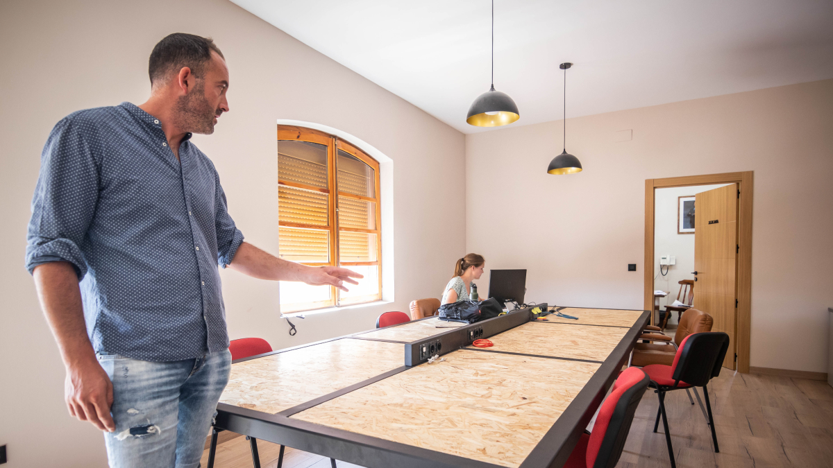 El alcalde de Villar en el espacio coworking creado junto a una usuaria
