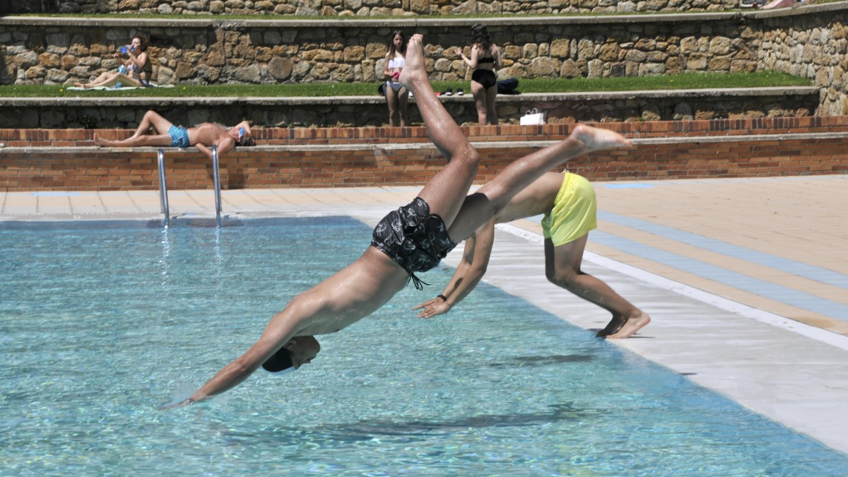 Un joven se lanza de cabeza a una piscina pública en Soria capital.