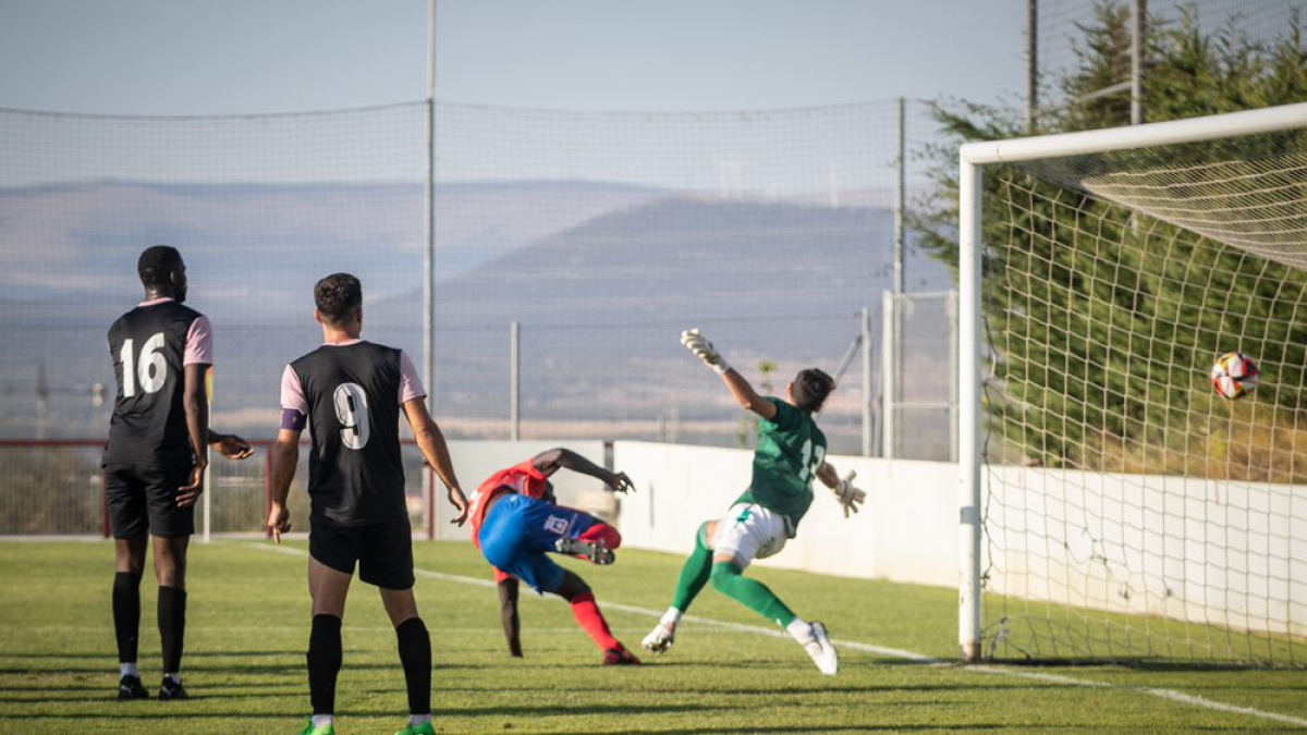 Momento en el que Moustapha anota el gol que le daba al Numancia la victoria ante el Palencia.