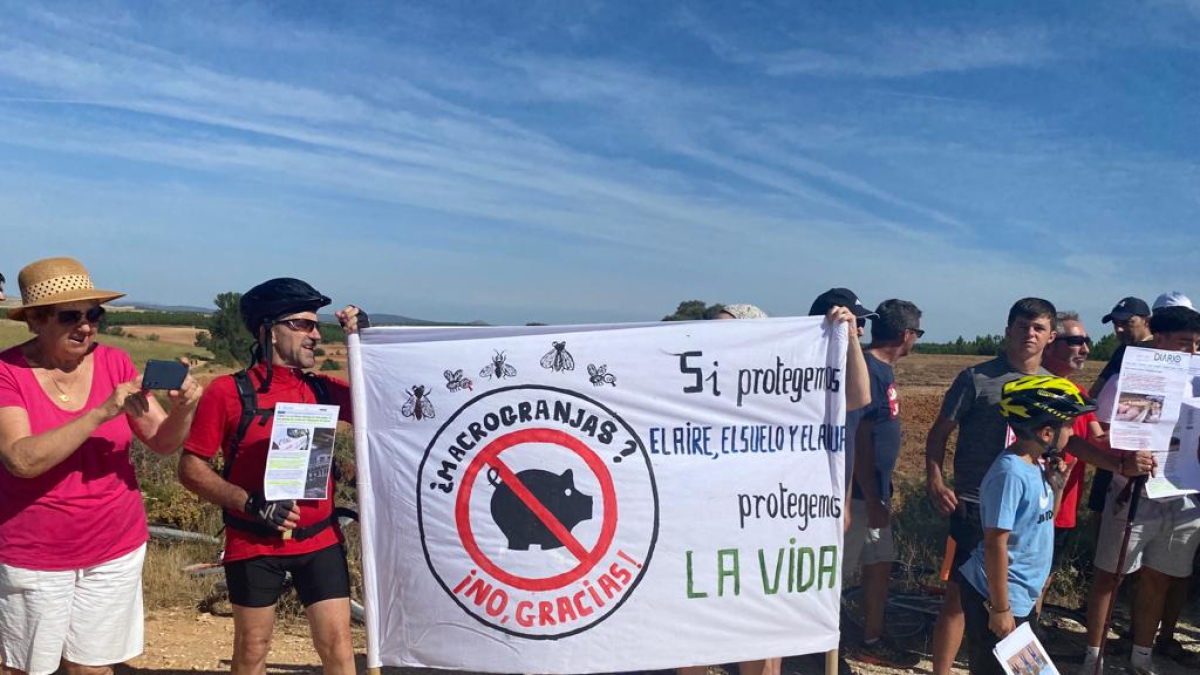 La plataforma contra la macrogranja de Fuentearmegil abraza el agua como símbolo de unión y vida.