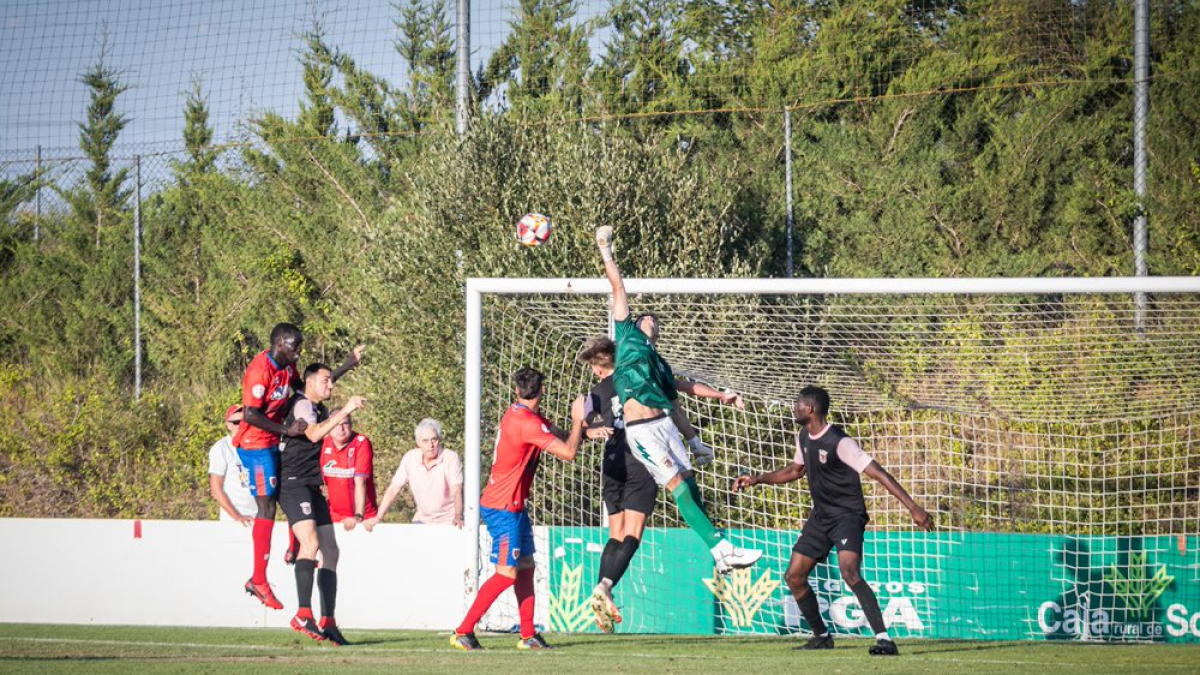 Moustapha y Alain Ribeiro en una acción del partido del sábado ante el Palencia.