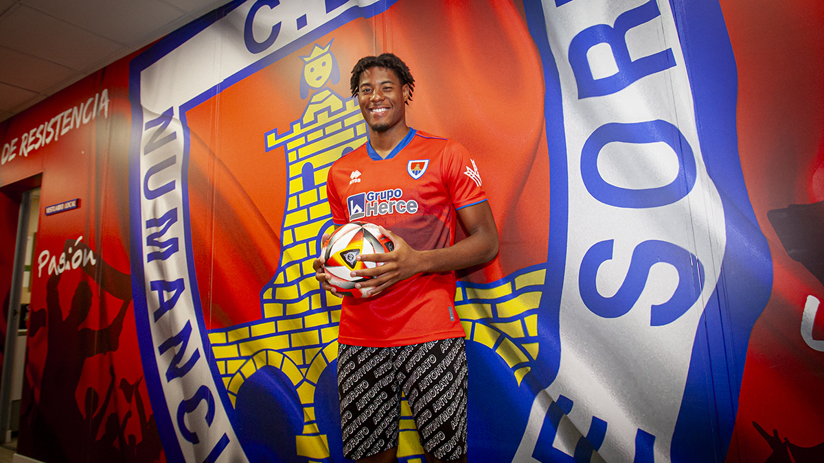 Noe posa junto al escudo del Numancia en las instalaciones de Los Pajaritos.