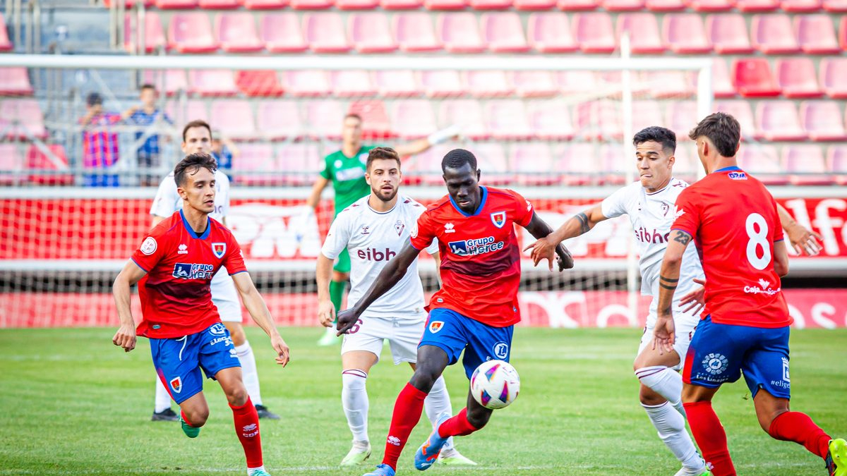 Carlos González, Moustapha y Ribeiro son tres de las piezas vitales de este Numancia que este domingo arranca la temporada