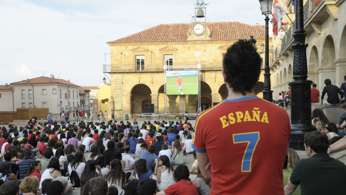 Pantalla gigante en la plaza Mayor, en un Mundial de Fútbol. HDS