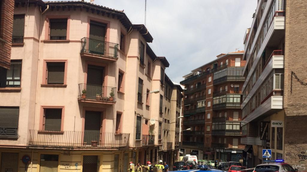 Los bomberos, abajo a la izquierda, trabajan ante el escape de gas en Cortes de Soria.