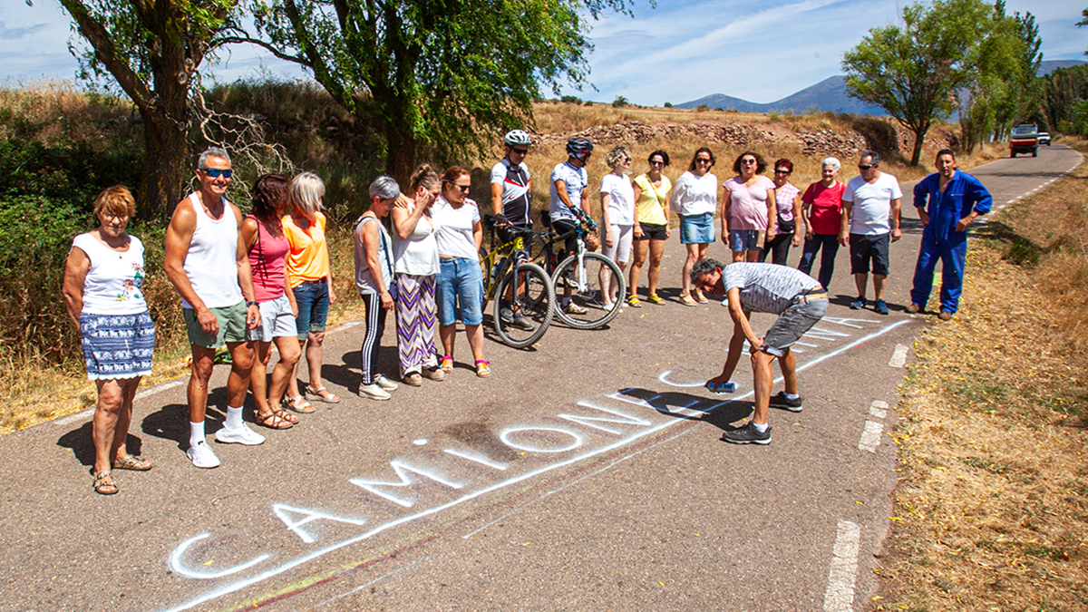 Un grupo de vecinos marcan el nuevo camino desde la mina que consideran inadecuado.