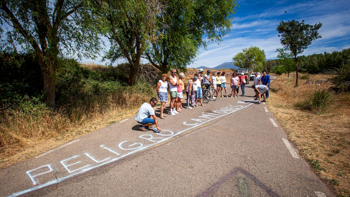 Los vecinos marcan en el suelo por dónde trascurrirá el trazado