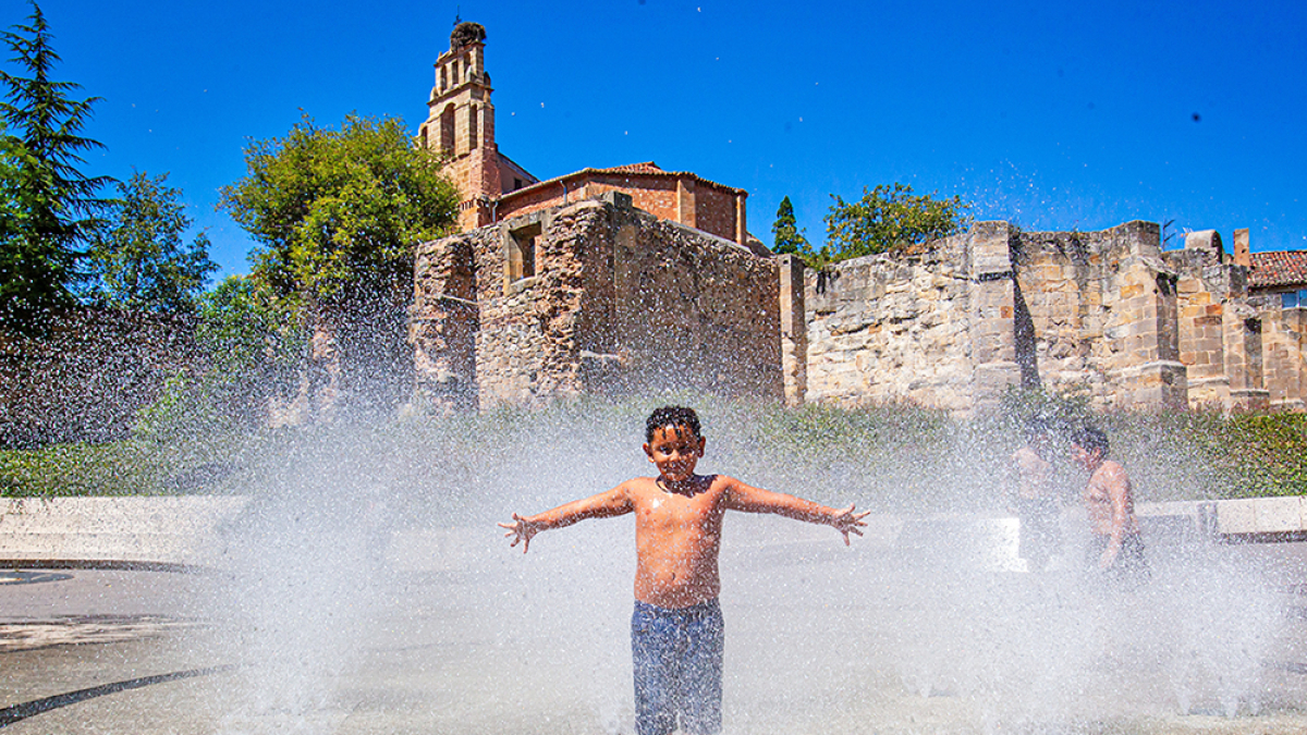 Un niño se refresca en el Rincón de Bécquer.