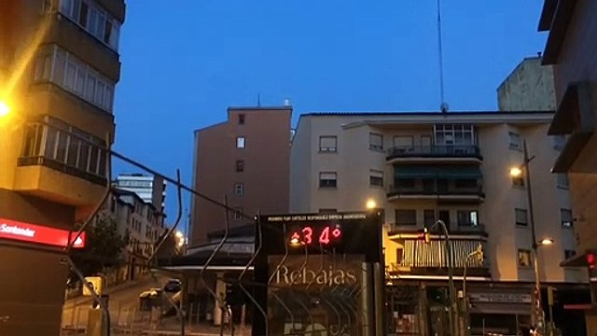 Los termómetros urbanos marcaban hasta 34 grados a las 21:21 horas en la capital el 22 de agosto.
