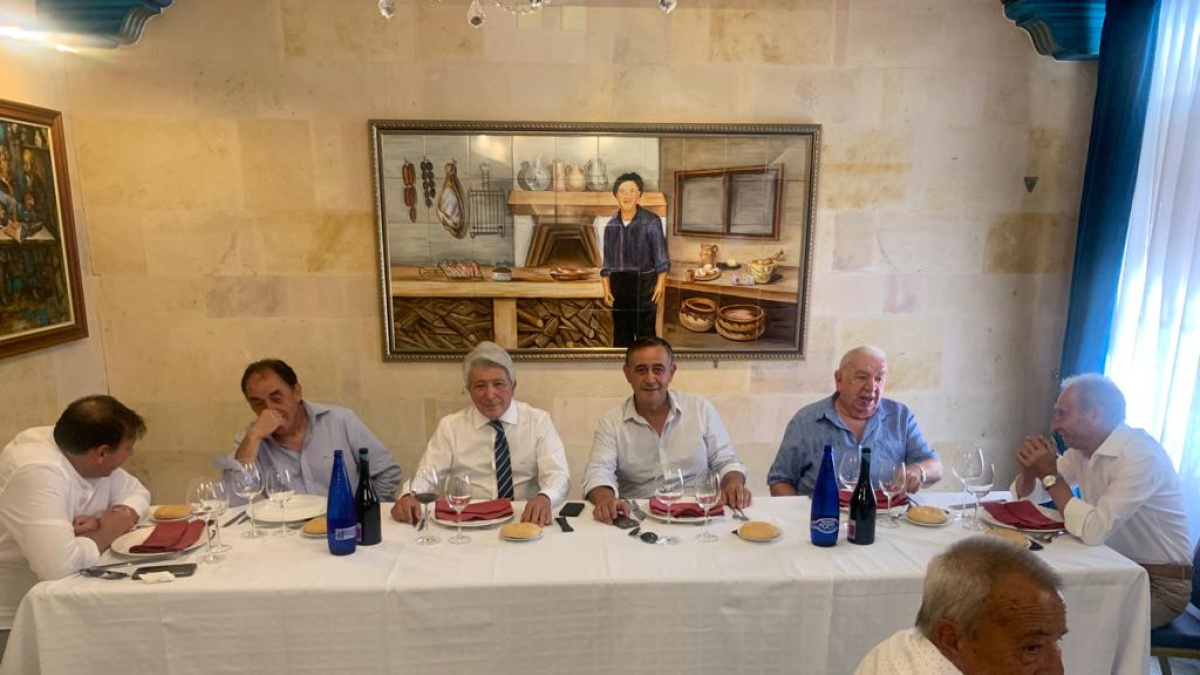 Mesa presidencial con Cerezo, Pardo y Serrano.