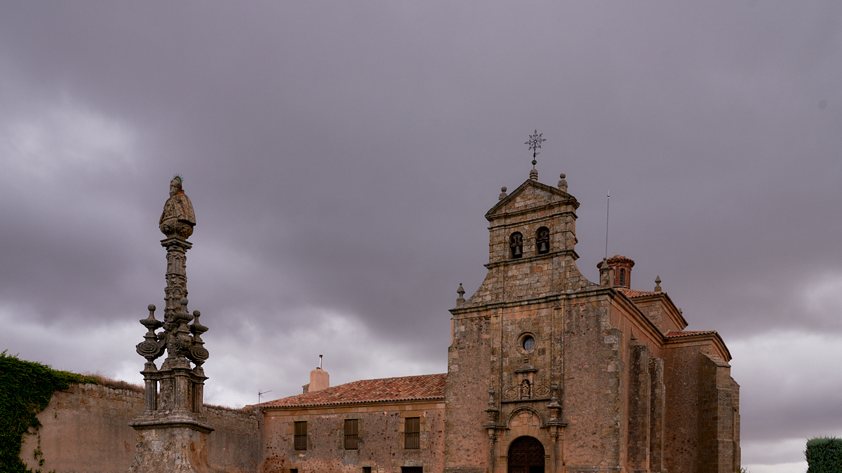 Estampa de la iglesia del Mirón con cielo amenazante.