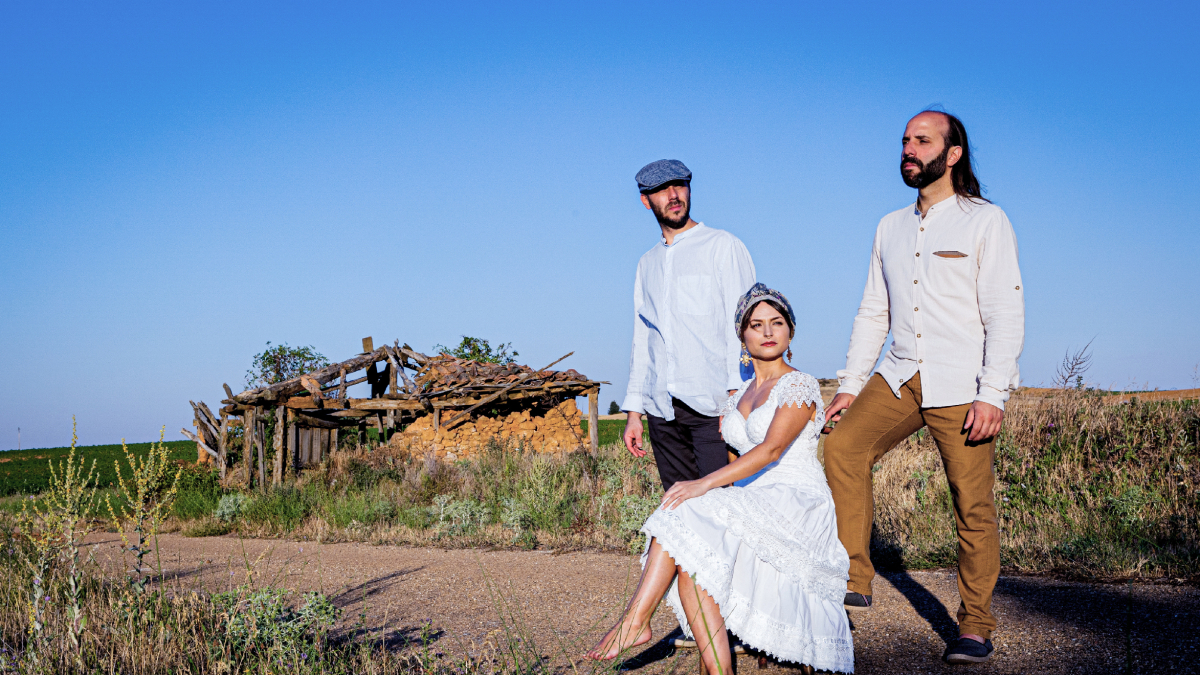 Mara Row y los hermanos Romero en una imagen promocional del disco.