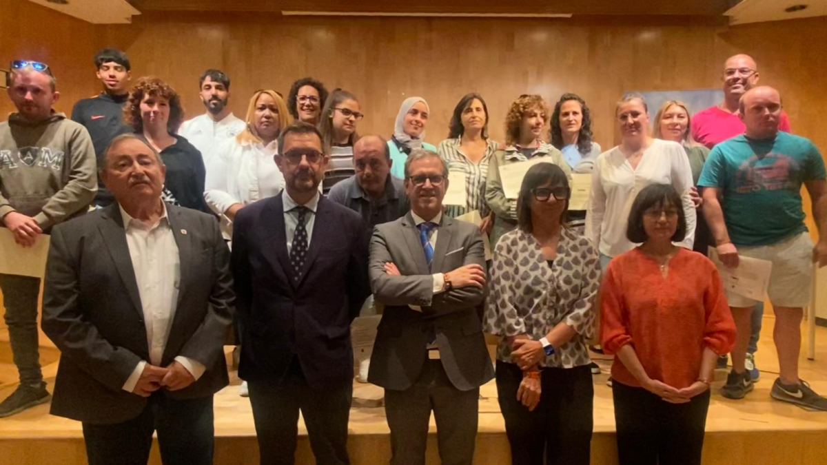 Veganzones entrega de los diplomas a los alumnos que han finalizado en Soria los dos programas mixtos.