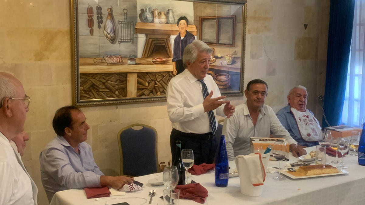Mesa presidencial con Cerezo flanqueado por Pardo y Serrano.