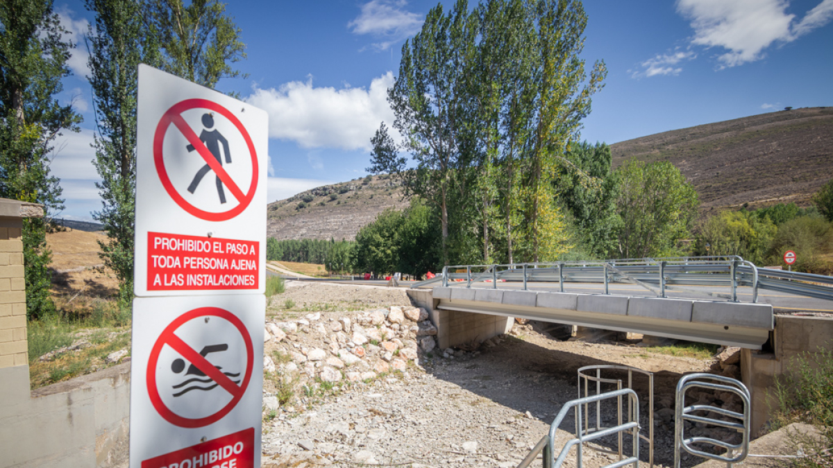 Cauce del río Linares ayer a la altura del puente de la Dehesa.