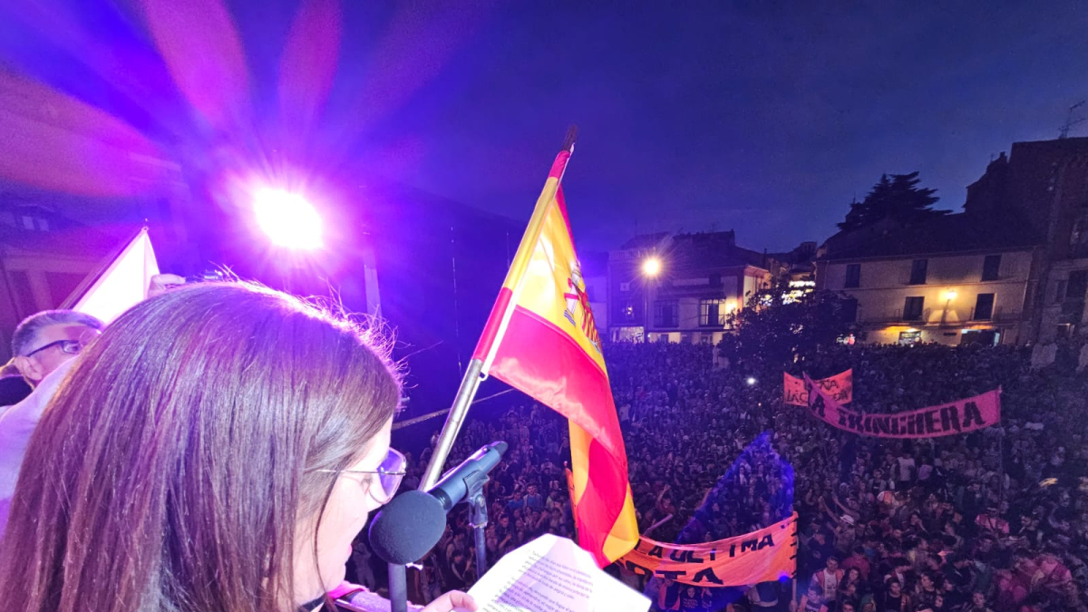 Lectura del pregón desde el balcón del Ayuntamiento de Almazán este miércoles 30 de agosto.