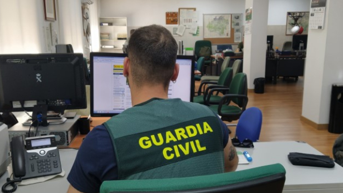 Guardia civil en la Comandancia de Soria.