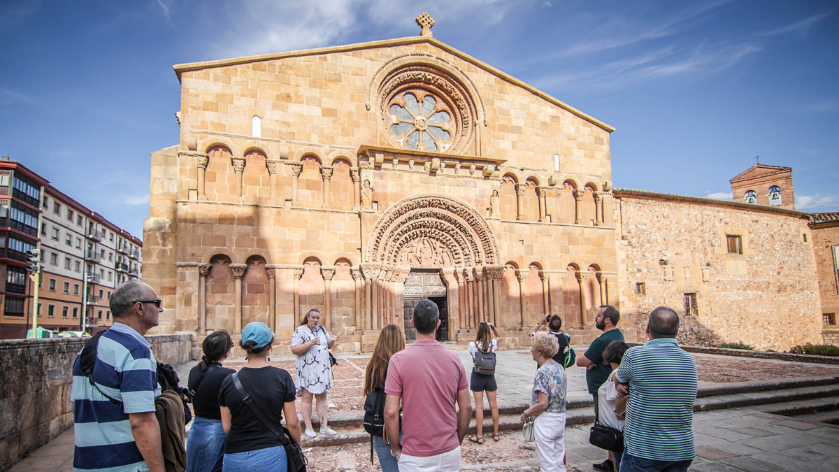 La ruta de iglesias, palacios e historias contó la tarde del 31 de agosto con 11 participantes.