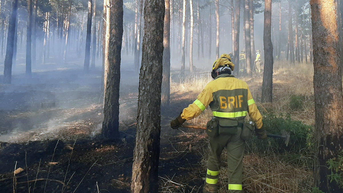 Un bombero en tareas de extinción de un incendio en Soria en una imagen de archivo.