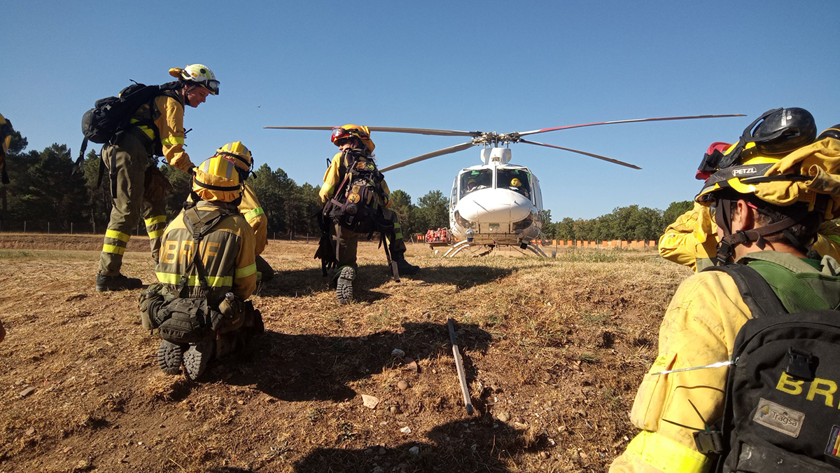 Bomberos apagando un fuego en la provincia en una imagen de archivo.
