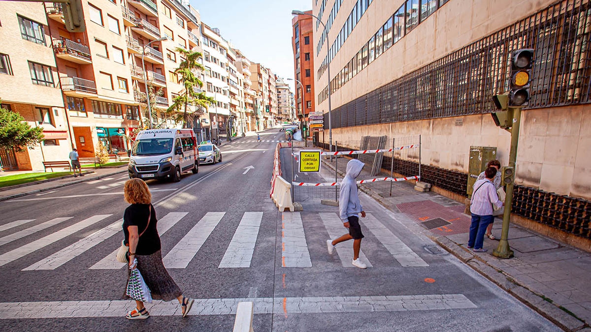 Tramo de acera cortado en la Calle Tejera. - MARIO TEJEDOR