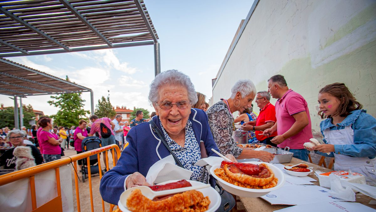 Reparto de migas, chorizo y torreznos