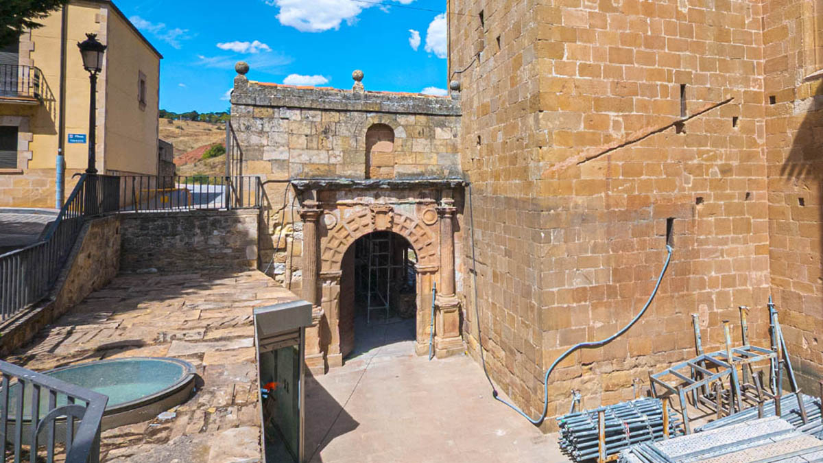 Entrada a los claustros de la Concatedral de San Pedro. - MARIO TEJEDOR