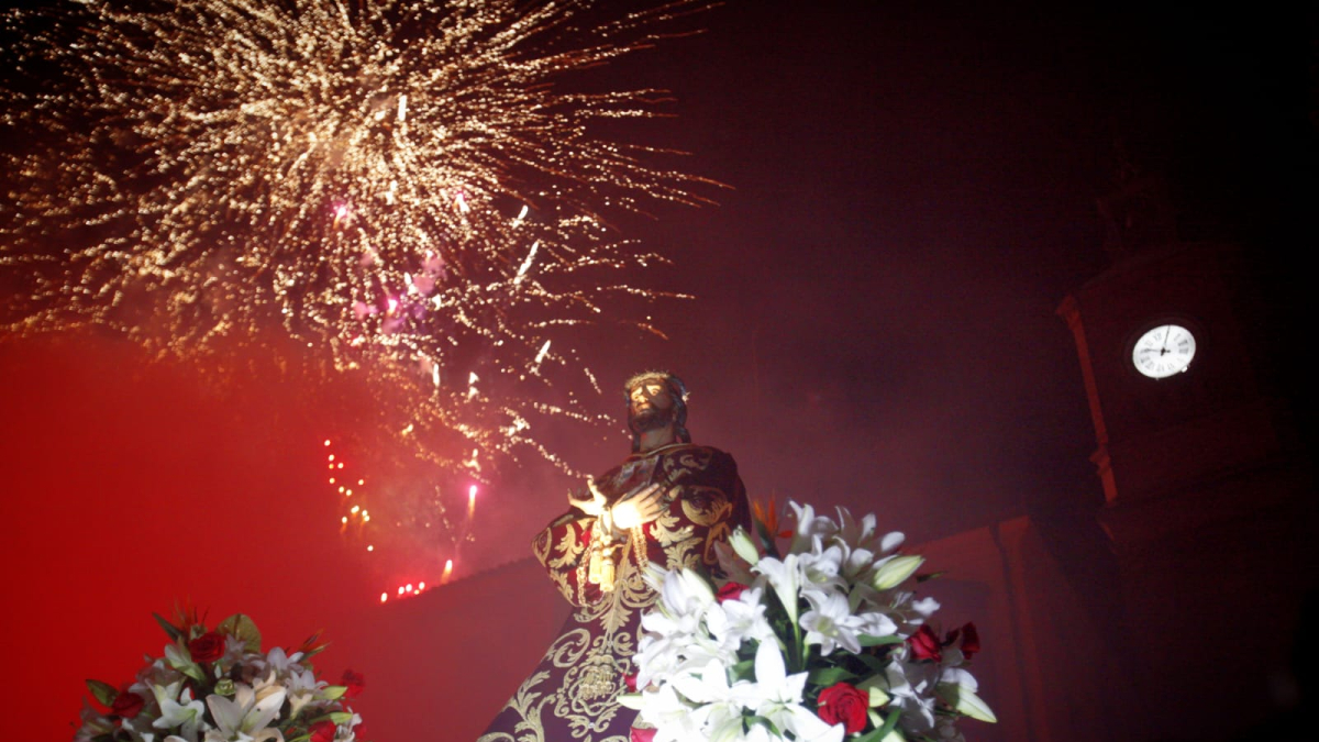 La imagen de Jesús a su paso por la plaza Mayor de Almazán.
