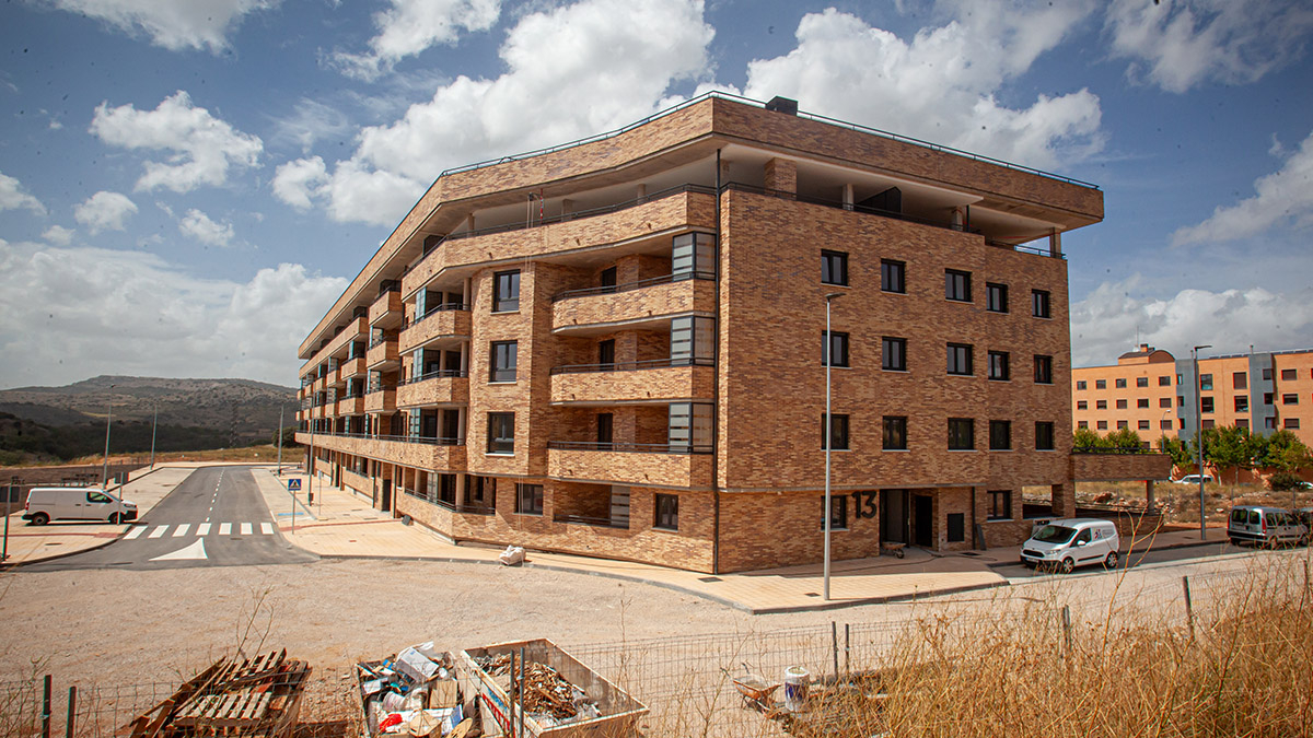 Edificio de Pajaritos II, con el nivel de más construido sin amparo de la licencia. MARIO TEJEDOR