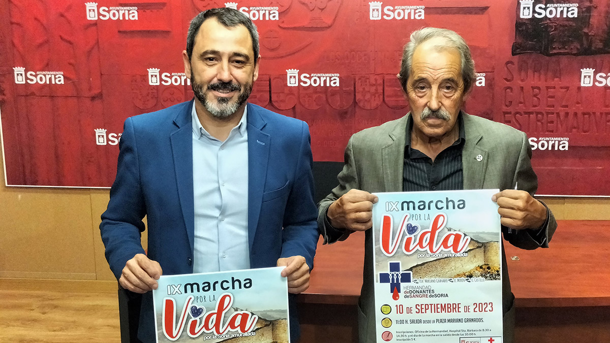 El presidente de los donantes, José Luis Molina (derecha), junto a Javier Muñoz en la presentación de la Marcha. J.A.C.