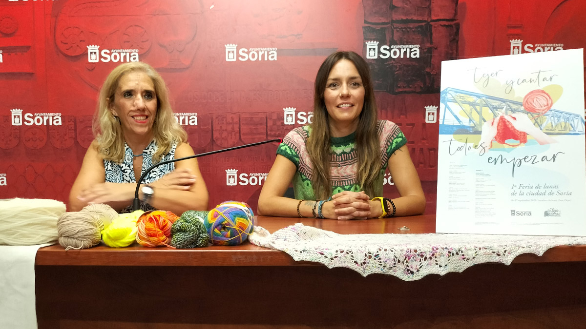 En 'chal Soria', sobre la mesa en la presentación de la Feria con Teresa Valdenebro y Myriam Martínez. - J.A.C.