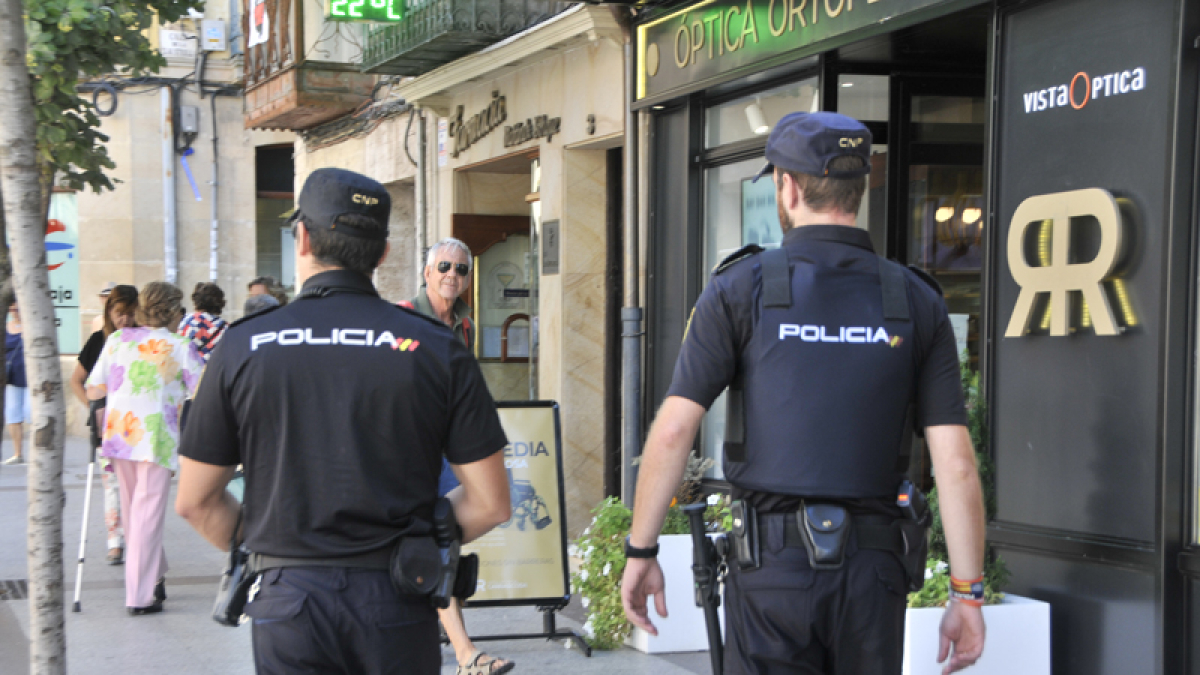 Agentes de la Policía Nacional de patrulla por Soria.