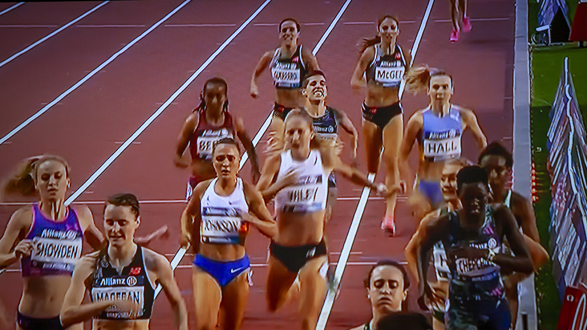 Marta Pérez en el momento de entrar en la línea de meta en la cita de Bruselas.