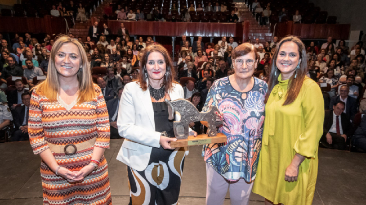 Sandra Carreras y Marisa Romero, de la junta directiva del Voleibol Río Duero, recogen el Premio Numancia Heraldo Diario de Soria de Virginia Barcones y Adriana Ulibarri.