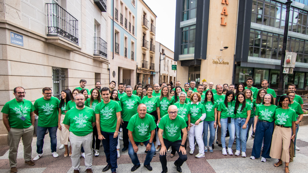Trabajadores de Caja Rural con la camiseta solidaria.