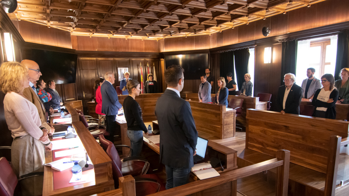 Minuto de silencio por las víctimas de la violencia de género y las catástrofes recientes al inicio del pleno. GONZALO MONTESEGURO