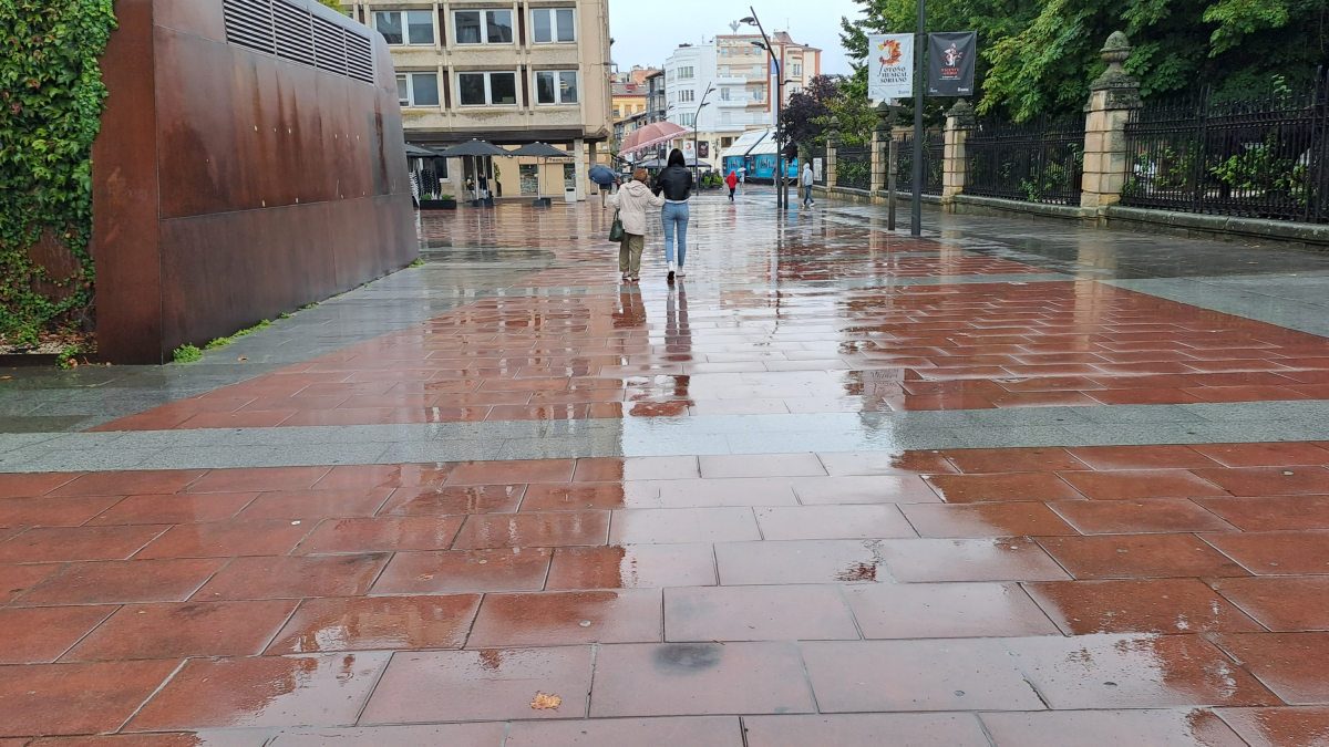 Lloviendo en el Paseo del Espolón este viernes por la mañana.