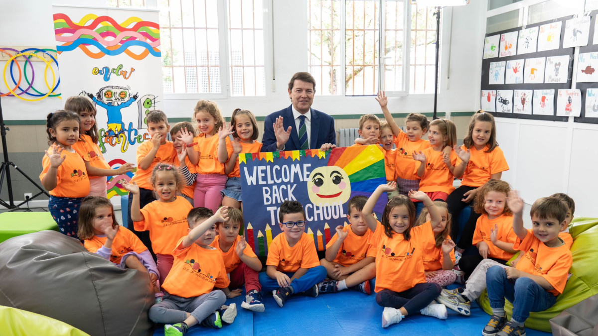 El presidente Mañueco recibió un mural de parte de 24 escolares de 5 años del Infantes de Lara de la capital soriana.