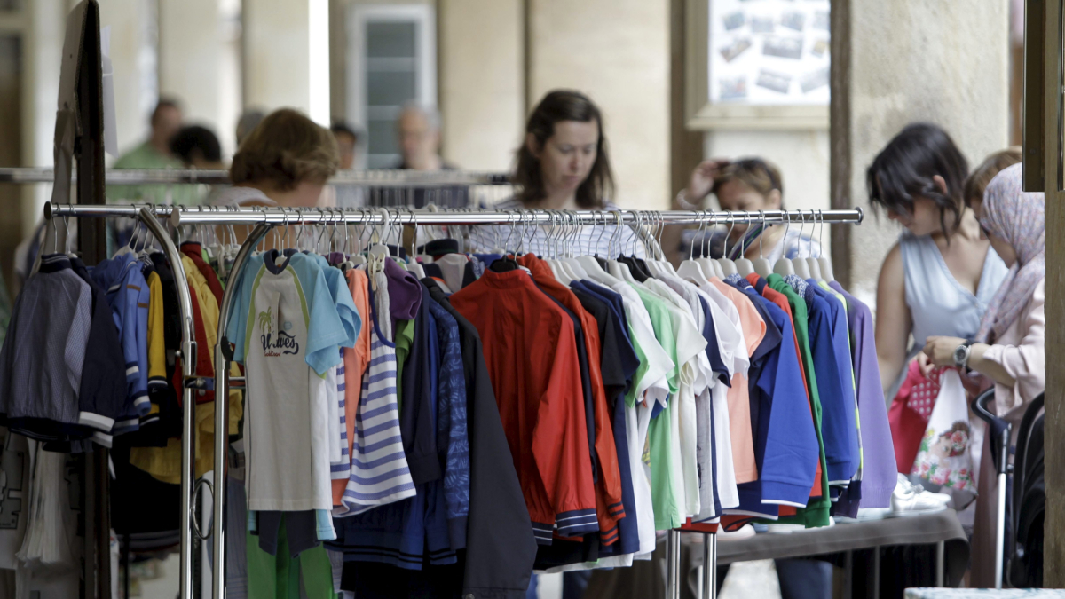 Personas comprando en una feria del stock en Soria.