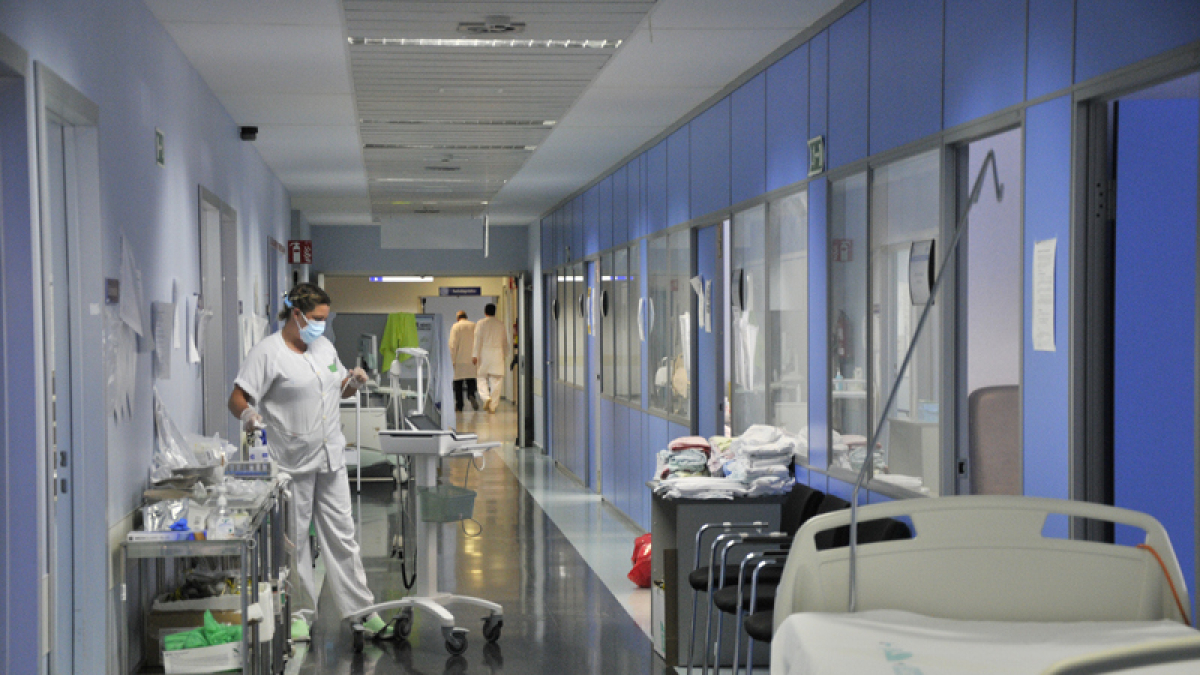 Pasillo en un ala del hospital Santa Bárbara en Soria.