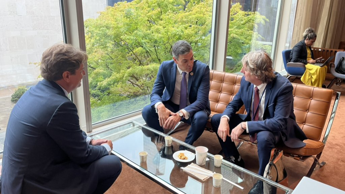 El presidente del Gobierno en funciones, Pedro Sánchez, durante su reunión con el alcalde de Soria, Carlos Martínez. HDS