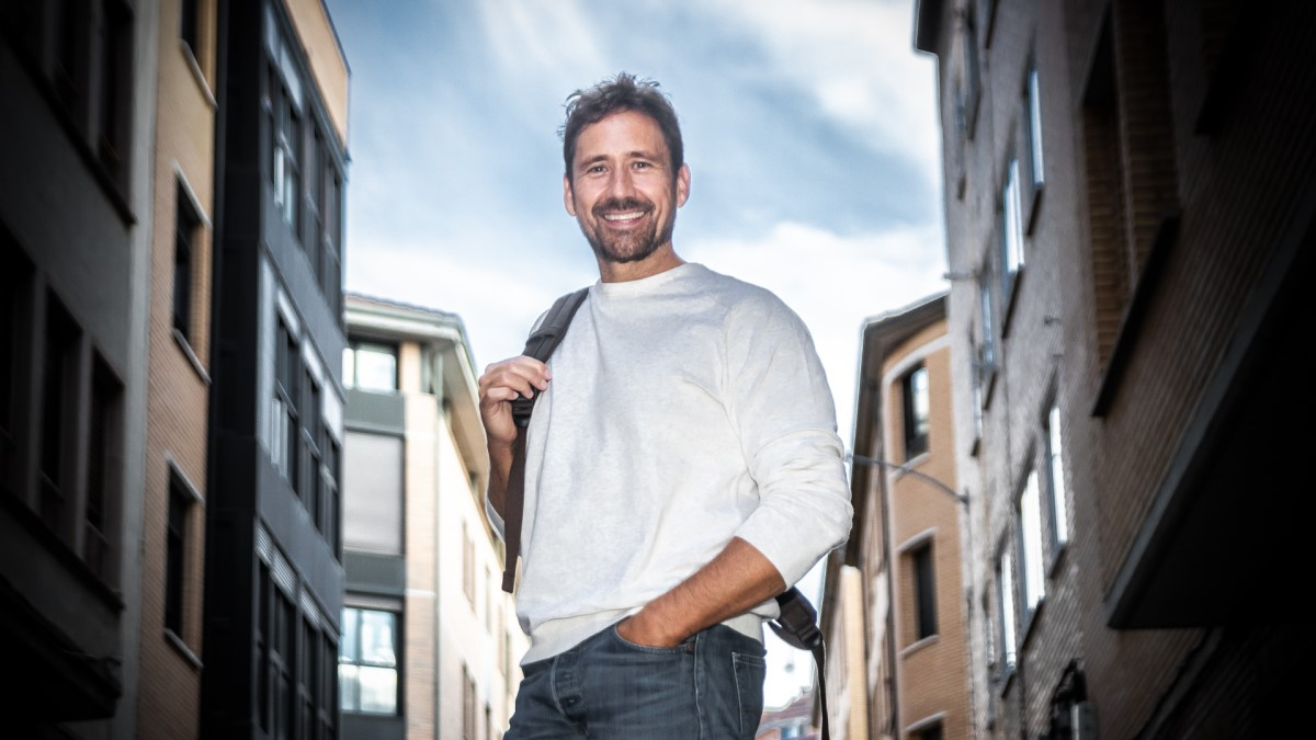 Miguel Ángel Tobías posa en el barrio del Calaverón de Soria.