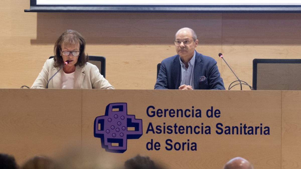 Carmen José Ruiz, directora gerente de AFA Soria, y Manuel Sánchez Maimierca, presidente de la Sociedad de Neurociencias.