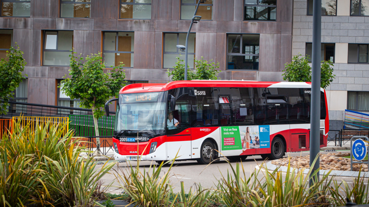 El autobús urbano en la glorieta de Odón Alonso. MARIO TEJEDOR