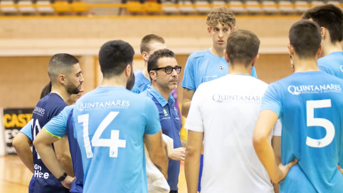 Alberto Toribio da indicaciones a sus jugadores en un partido de esta pretemporada.