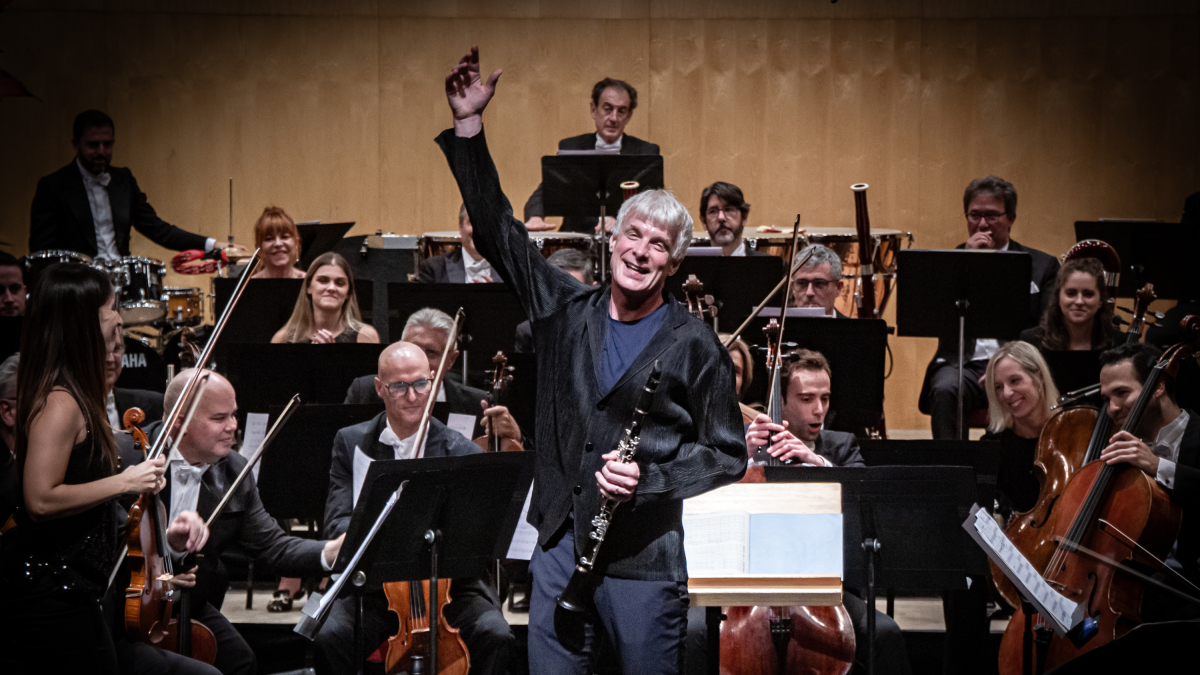 El clarinetista sueco Martin Fröst junto a la Orquesta Sinfónica de Castilla y León en la Audiencia.