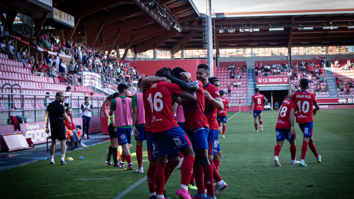 Los jugadores del Numancia celebran uno de los goles de la remontada en la segunda parte ante el Atlético Paso.