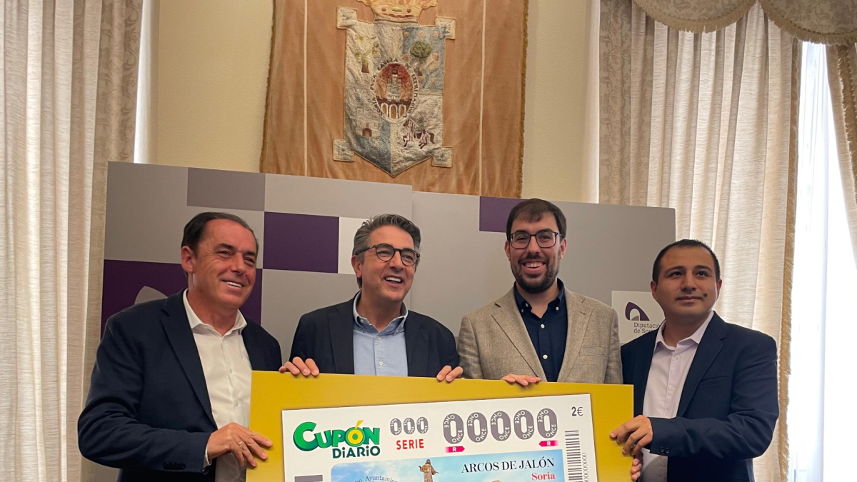 Serrano, Peregrina,  Gonzalo y Pareja en la presentación del cupón en la sede de Diputación.