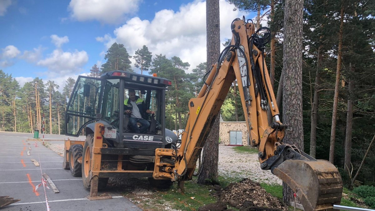 Comienzo de las obras para la instalación de placas solares en el aparcamiento de la Laguna Negra.