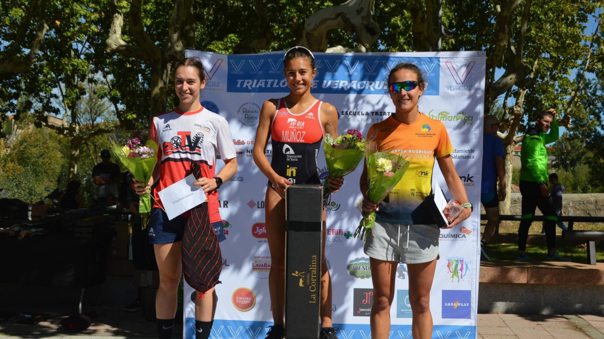Marina Muñoz como ganadora de la prueba en el centro de la imagen.